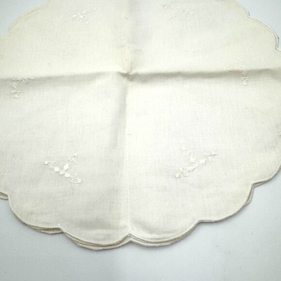 Vintage Bun/ Roll/ Scone Server Off-White Fabric; Scallop Edges Holiday Serving - Picture 6 of 9